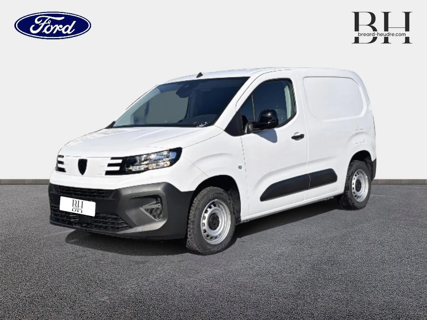 Vue 3/4 avant droit d'un Peugeot Partner blanc Icy avec porte latérale coulissante et pare-chocs noir mat.