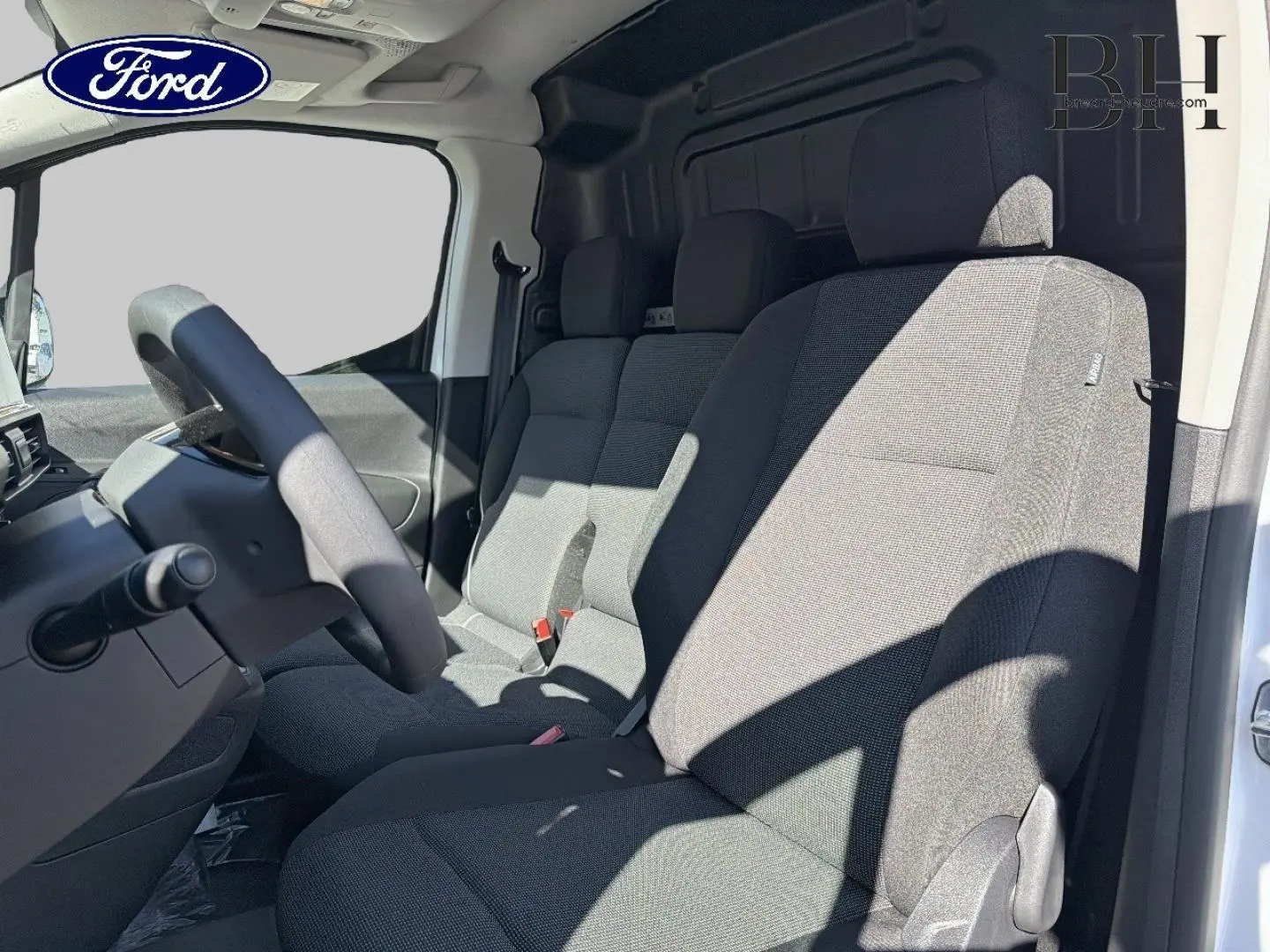 Vue intérieure côté conducteur du Peugeot Partner 2025 blanc Icy, montrant les sièges en tissu Curitiba Triton Meltem.