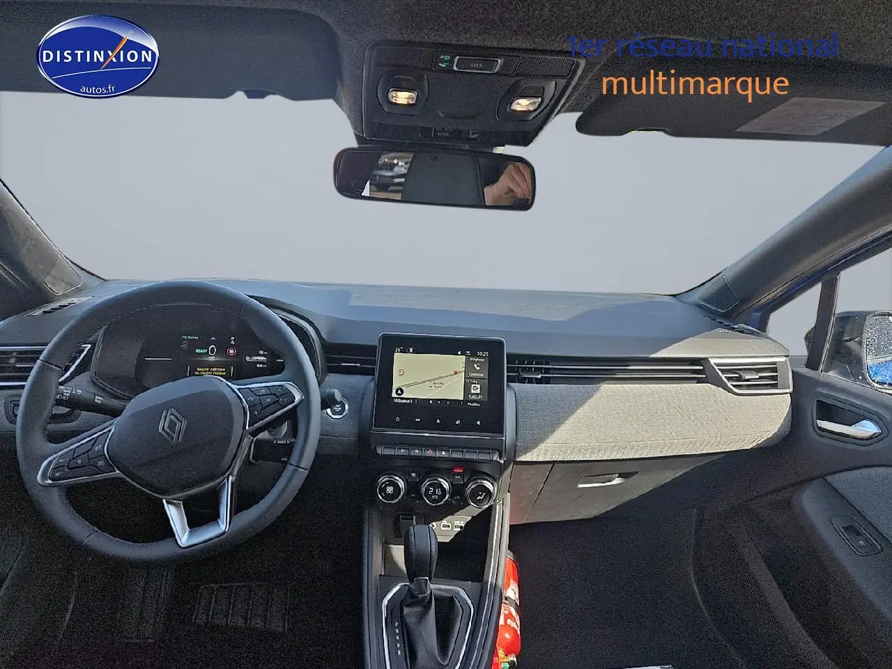 Intérieur avant de la Renault Clio V 1.6 e-tech 145 techno 2025 avec tableau de bord moderne et écran tactile central.