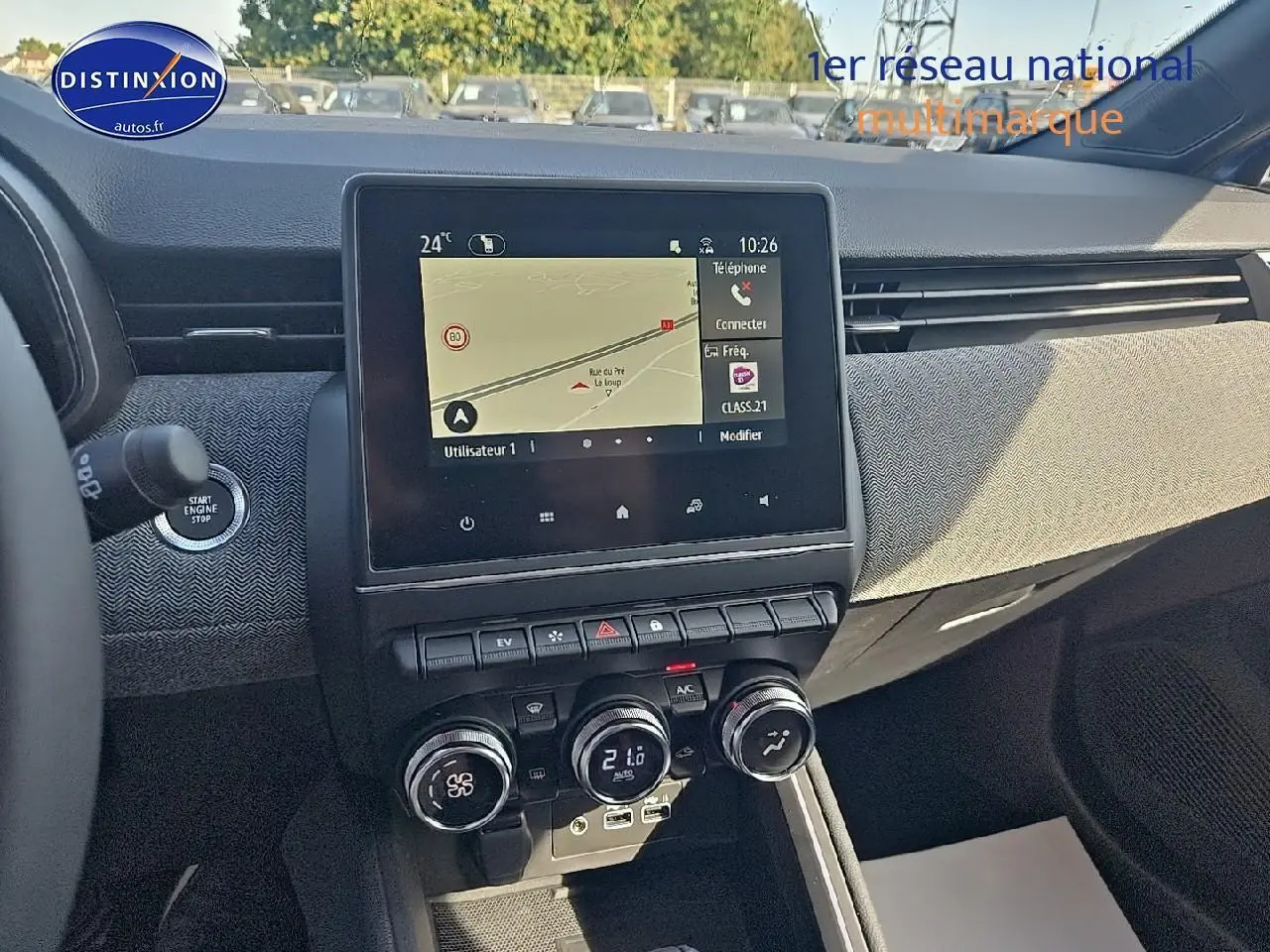 Tableau de bord de Renault Clio V 1.6 e-tech 145 techno avec écran tactile et commandes de climatisation visibles.