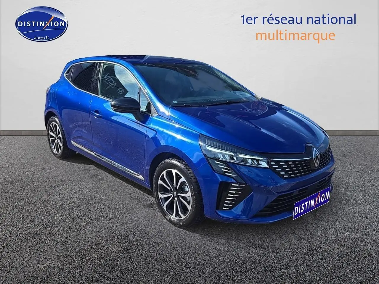 Renault Clio V bleu iron vue 3/4 avant droit avec calandre chromée et jantes alliage noires et argentées