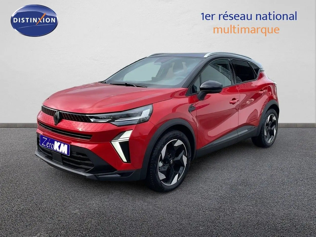 Renault Captur E-Tech hybride 2025 rouge passion avec toit noir, vue 3/4 avant mettant en valeur ses optiques LED et jantes stylisées.