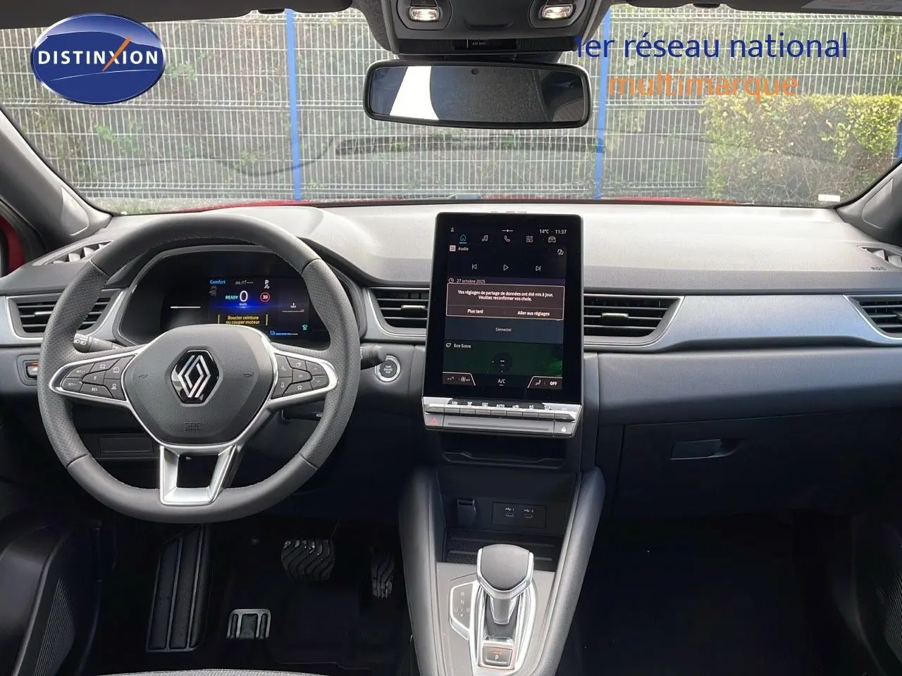 Intérieur du Renault Captur E-Tech hybride 2025, vue frontale du tableau de bord avec écran tactile vertical et volant multifonction.