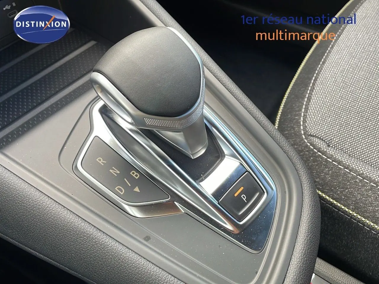 Le levier de vitesses automatique noir et argenté du Renault Captur E-Tech Hybrid 2025 vu en gros plan intérieur.