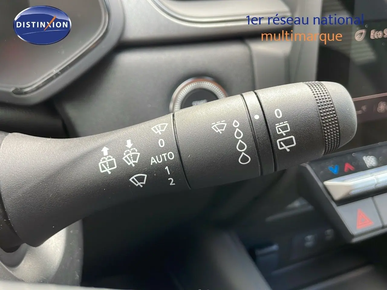 Gros plan sur la commande des essuie-glaces du Renault Captur rouge passion avec toit noir, intérieur moderne.