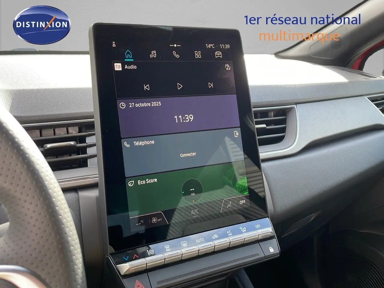 Vue intérieure du tableau de bord du Renault Captur E-Tech Hybrid 2025 avec écran tactile central vertical.