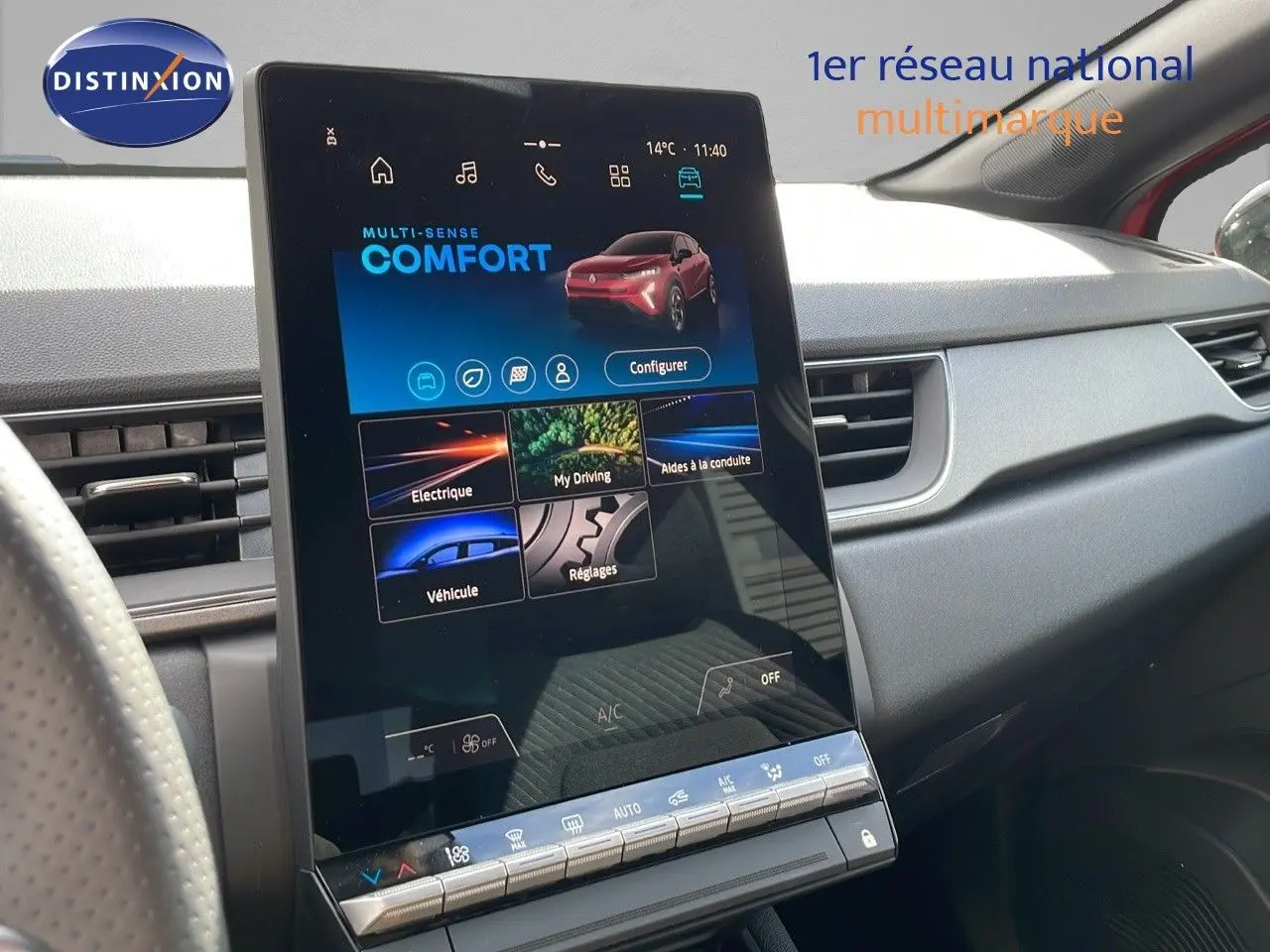 Écran tactile central du tableau de bord du Renault Captur E-Tech rouge, affichant le mode confort en intérieur clair.