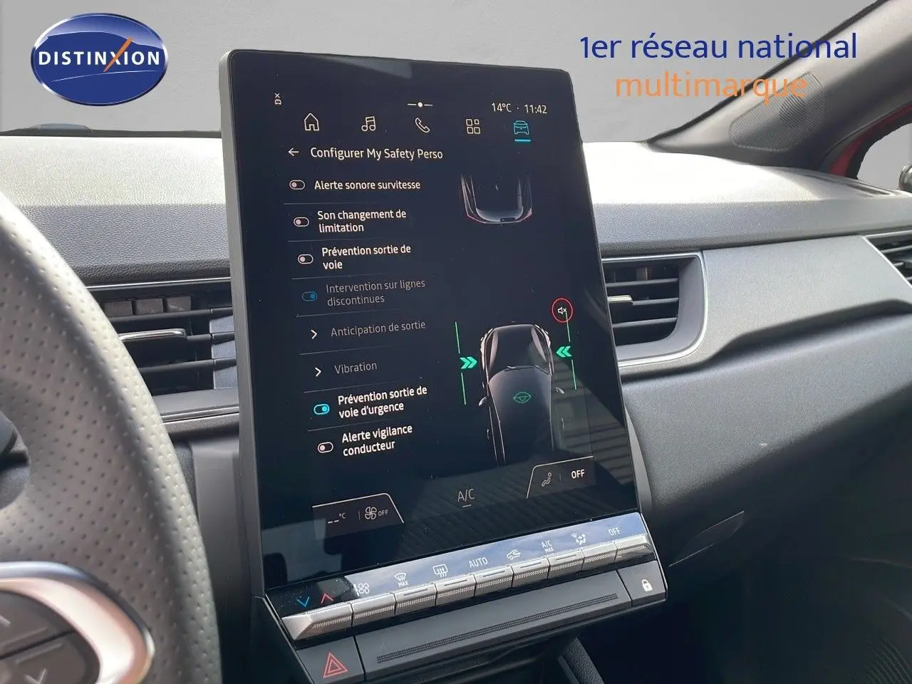 Écran tactile central affichant les aides à la conduite dans un Renault Captur E-Tech rouge passion, vue intérieure côté passager.