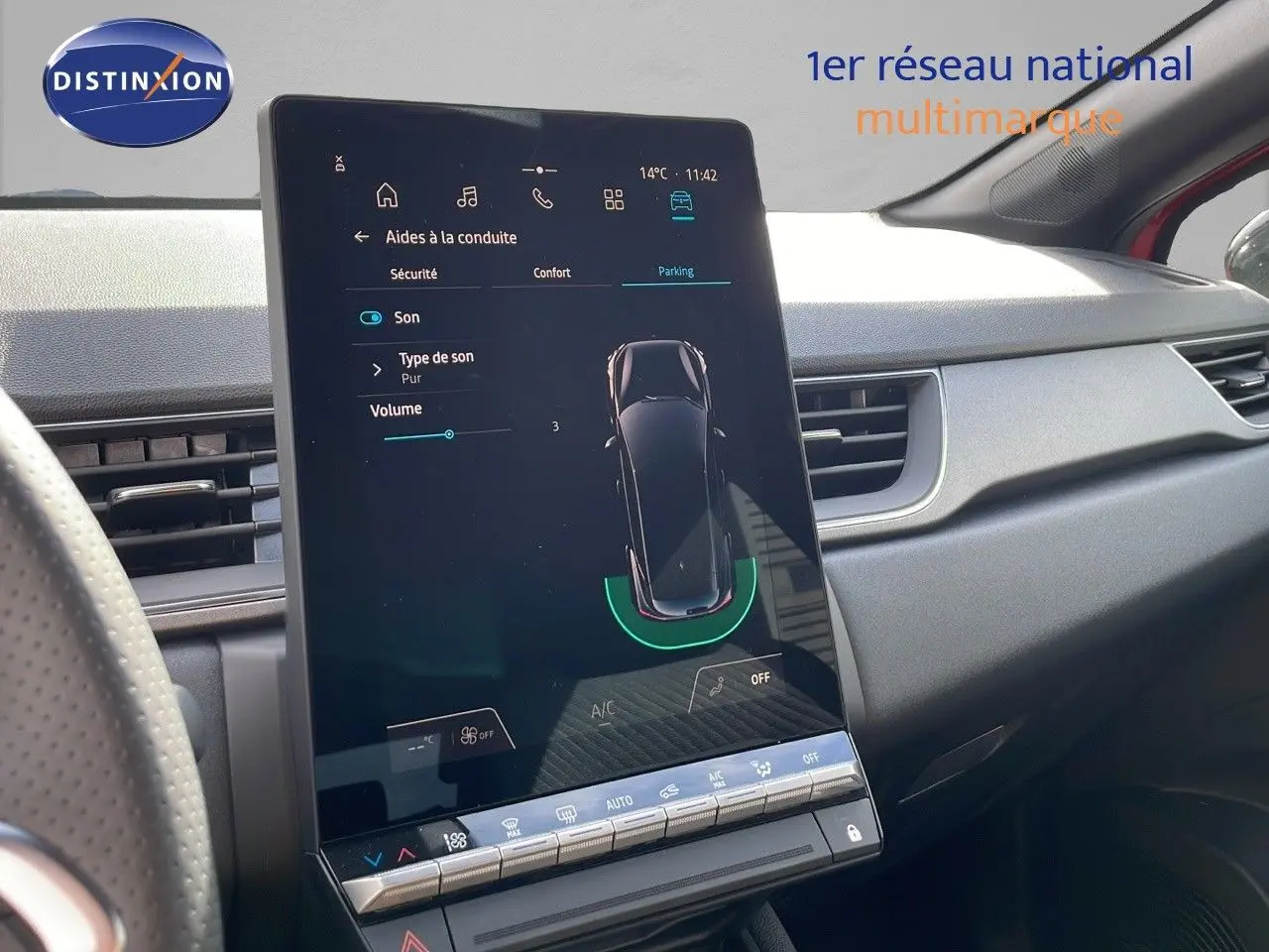 Vue intérieure du tableau de bord du Renault Captur E-Tech hybride 2025 avec écran tactile central vertical allumé.