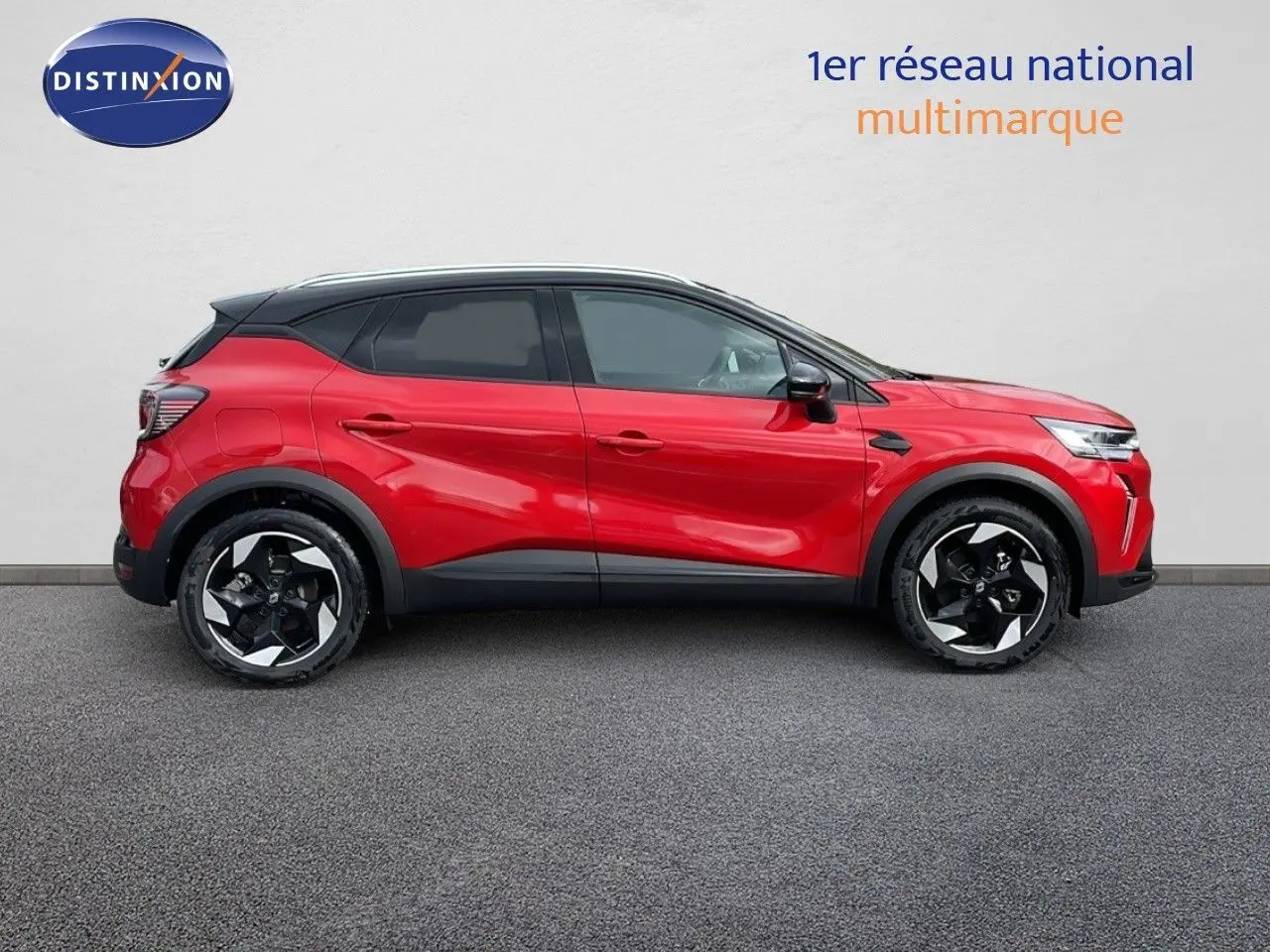 Profil côté gauche du Renault Captur E-Tech hybride 2025 rouge passion avec toit noir et jantes noires distinctives.