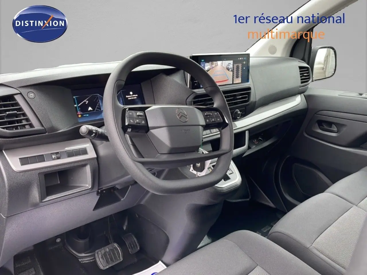 Vue intérieure du poste de conduite du Citroën Jumpy Van Long gris, avec volant multifonction et écran central tactile.