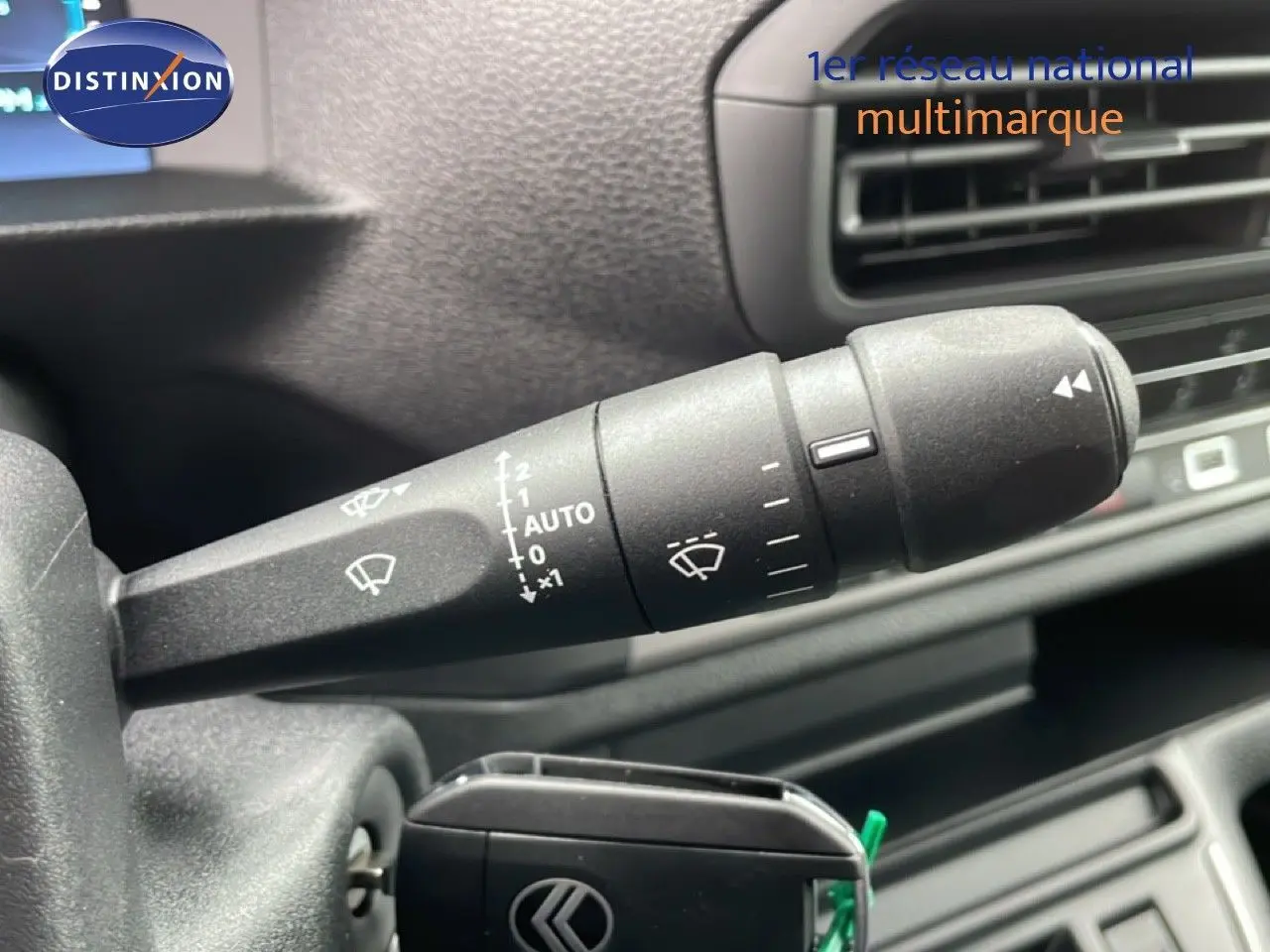 Gros plan sur la manette d'essuie-glace du tableau de bord intérieur du Citroën Jumpy gris Artense.