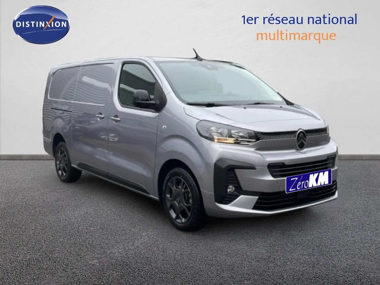 Vue 3/4 avant d’un Citroën Jumpy Van Long gris Artense métal avec calandre noire et jantes foncées.