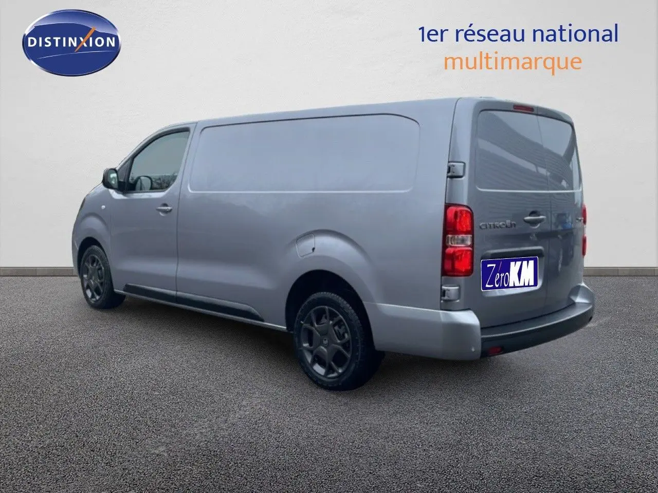 Vue 3/4 arrière droite d'un Citroën Jumpy Van Long gris Artense métallisé avec vitres arrière teintées et jantes foncées.