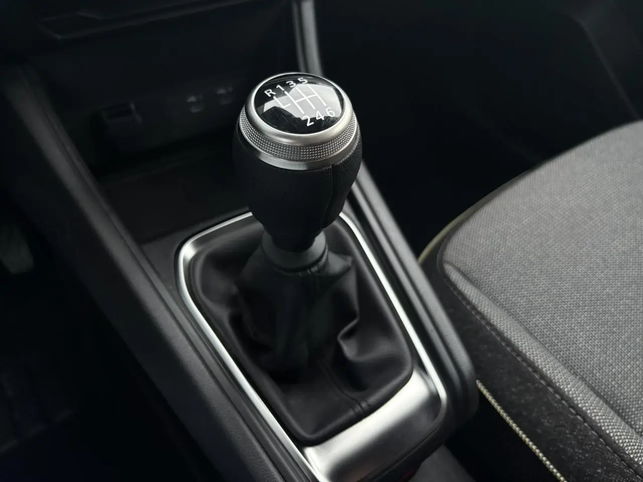 Le levier de vitesses manuel noir du Renault Captur 2025, avec pommeau argenté et coutures visibles.