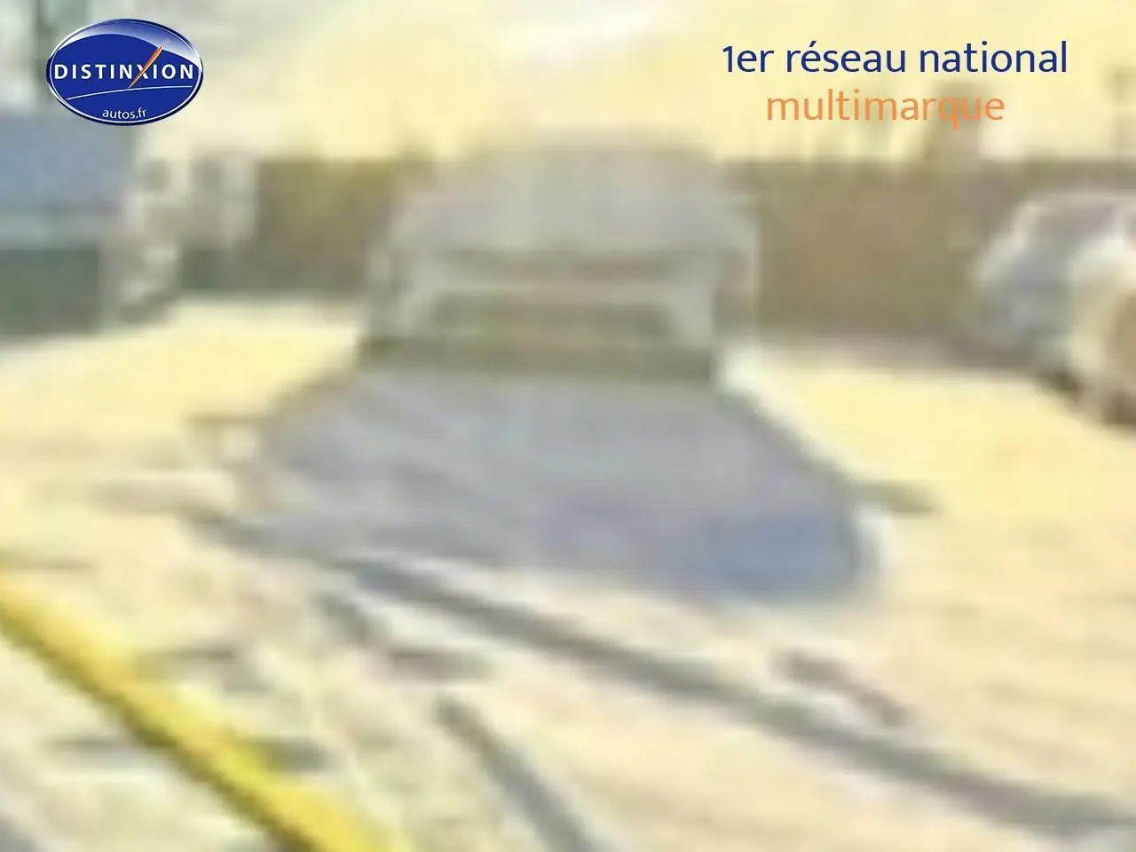 Vue avant d'une Peugeot 408 Hybrid 145 GT e-dcs6 noire stationnée en extérieur au soleil couchant.