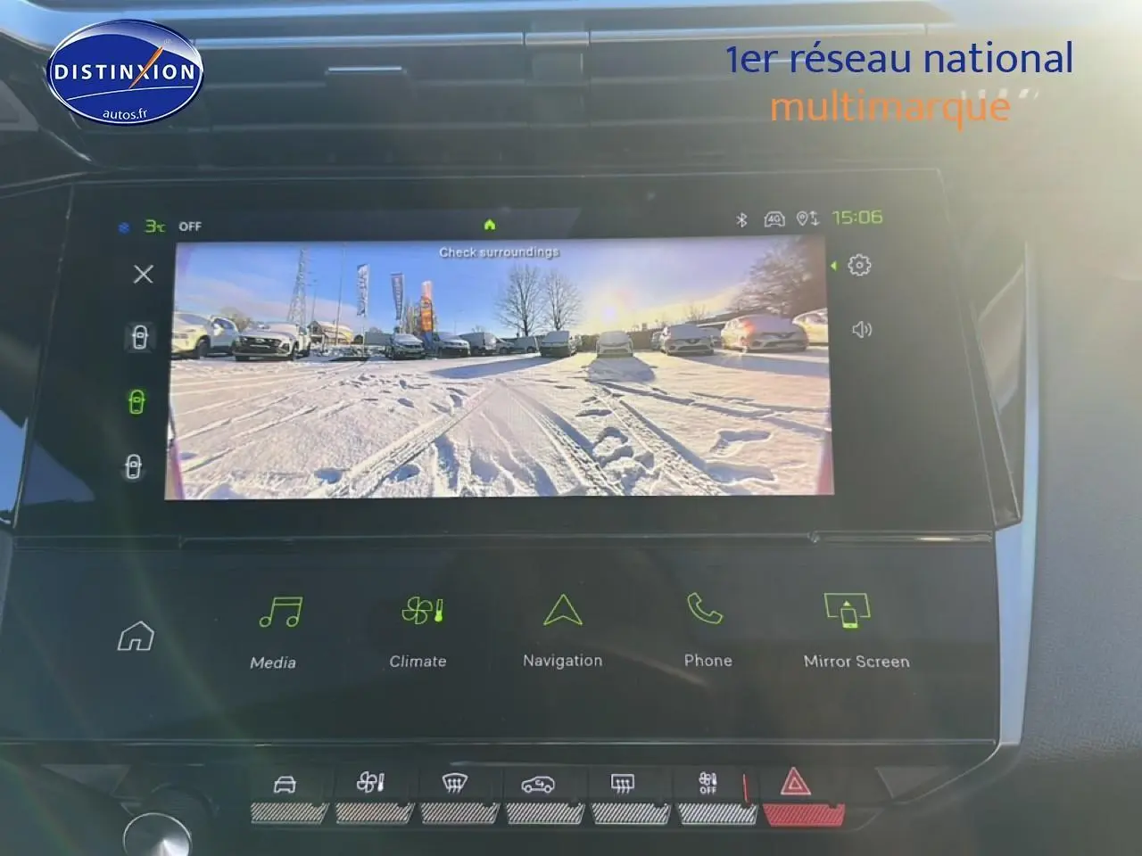 Écran tactile intérieur montrant la caméra de recul d'une Peugeot 408 Hybrid 145 GT noire, vue de face.