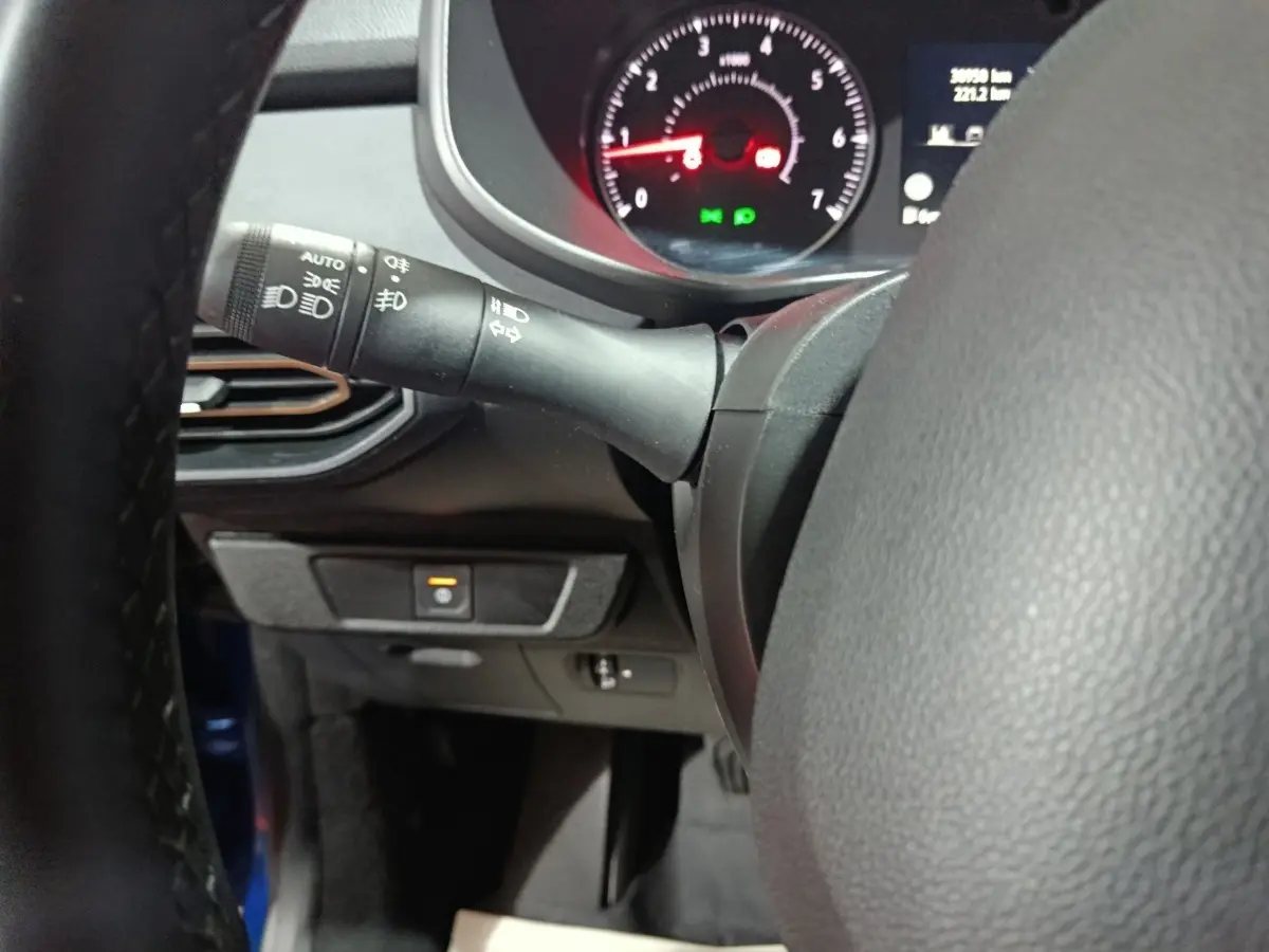 Vue rapprochée du volant multifonctions en cuir synthétique et du combiné d'instruments du Dacia Sandero Extreme+ bleu 2024.