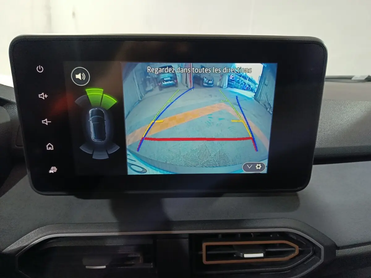Écran tactile central de la Dacia Sandero Extreme+ 2024 montrant la caméra de recul avec guidage coloré.