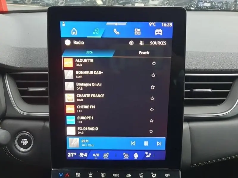 Vue rapprochée de l'écran tactile central du tableau de bord du Renault Symbioz noir étoilé, affichant les stations radio.