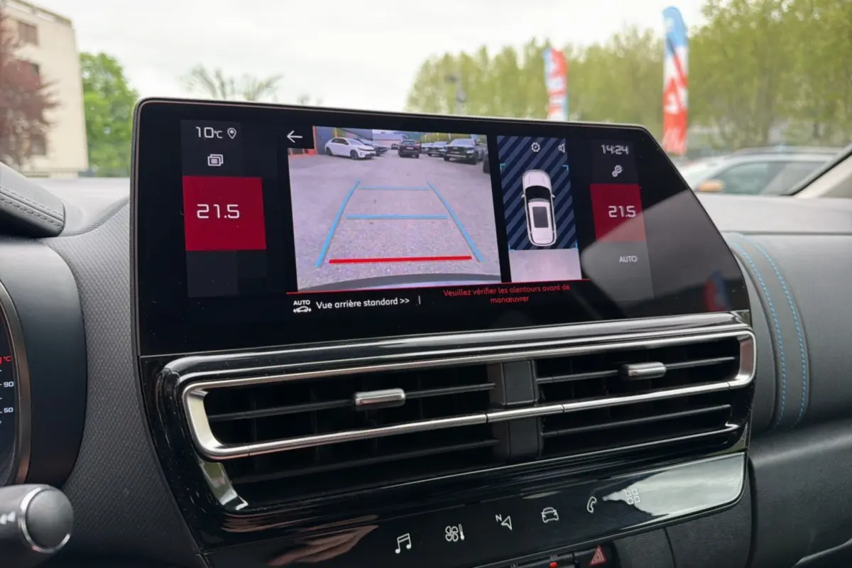Écran central tactile du tableau de bord du Citroën C5 Aircross Hybrid 145, affichant la caméra de recul.