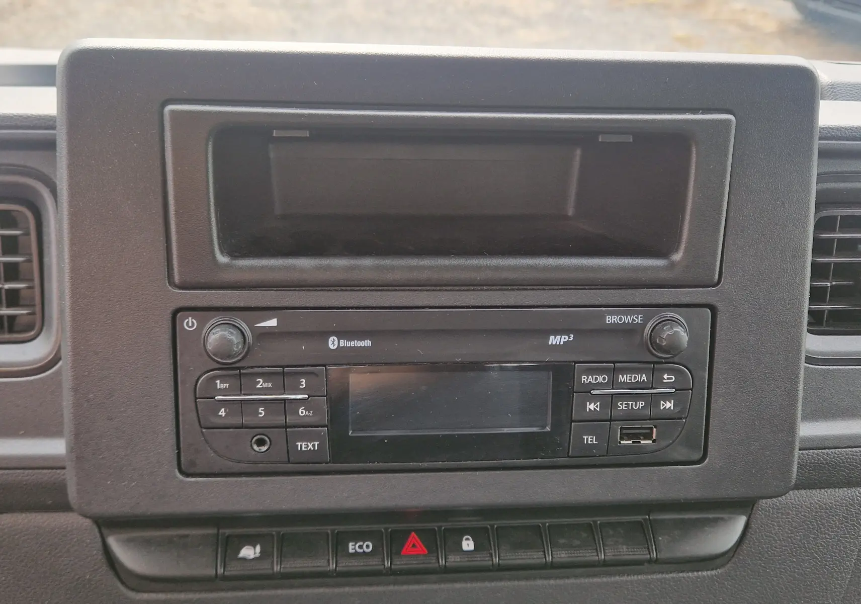 Tableau de bord du Renault Master Châssis Cabine 2024, vue frontale centrée sur la radio MP3 avec Bluetooth et commandes.