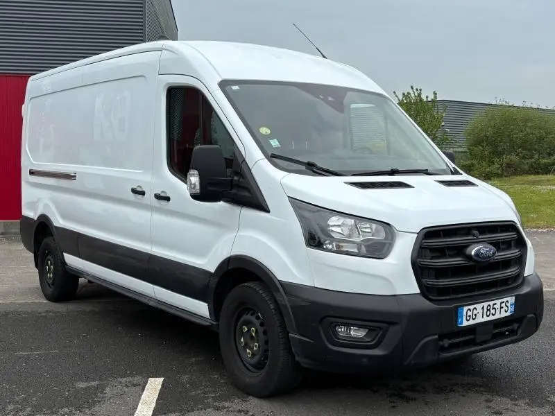 Fourgon Ford Transit T350 blanc glacier vu en 3/4 avant droit avec porte latérale coulissante noire et jantes acier noires.