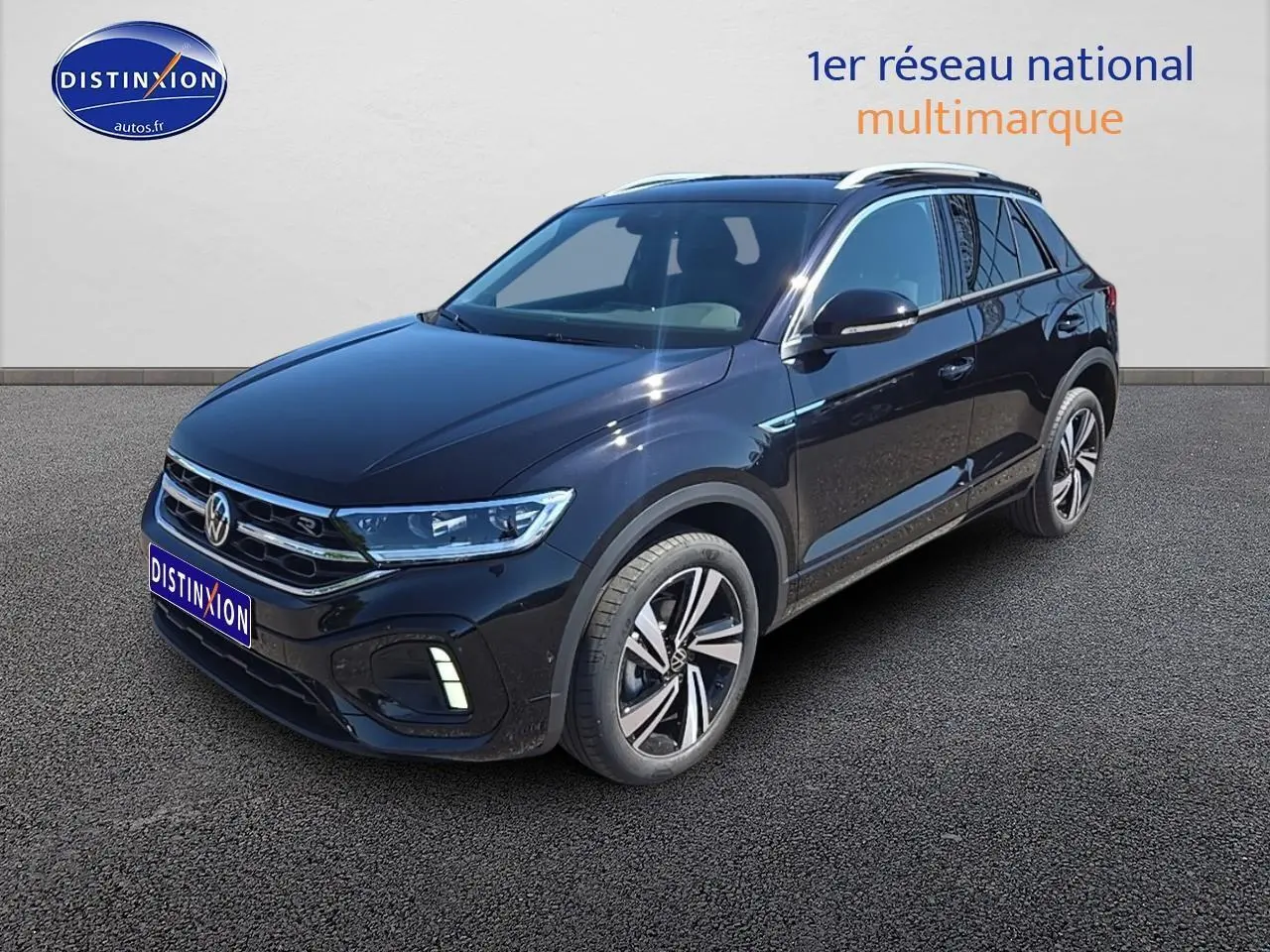 Volkswagen T-Roc noir perle vu de trois quarts avant droit avec jantes alliage et barres de toit argentées.