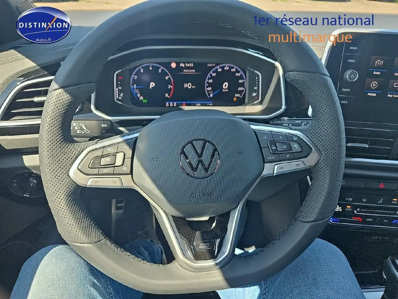 Volant cuir multifonction sport Volkswagen T-Roc noir perle vu de face avec cockpit numérique pro allumé