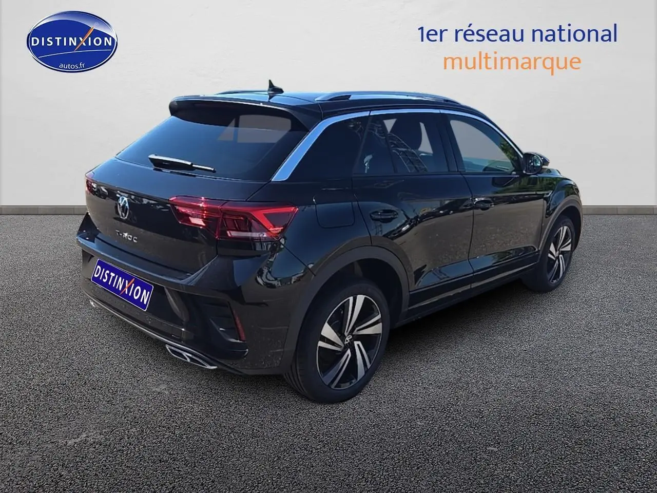 Volkswagen T-Roc noir perle en 3/4 arrière droit avec jantes alliage et vitres teintées.