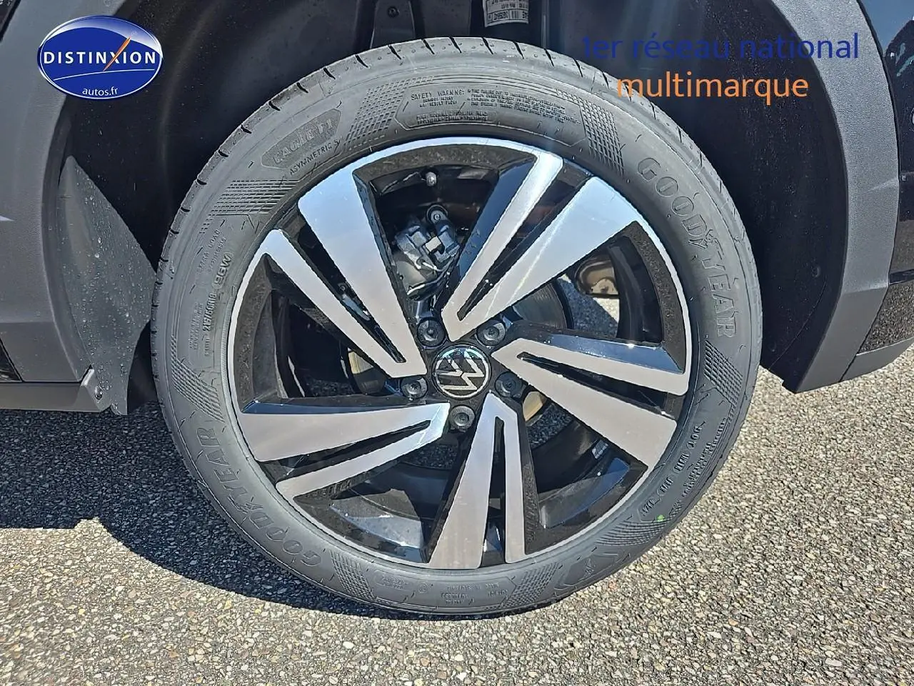 Gros plan sur la jante alliage 18 pouces Nevada noir du Volkswagen T-Roc noir perle, avec logo VW central visible.