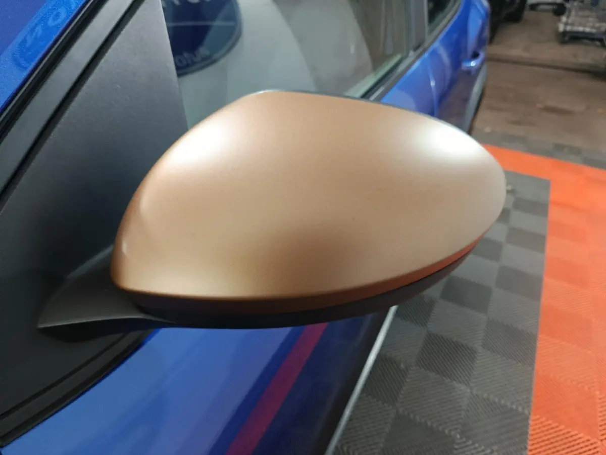 Rétroviseur droit couleur bronze sur Dacia Sandero Extreme+ bleu, vue rapprochée côté conducteur.