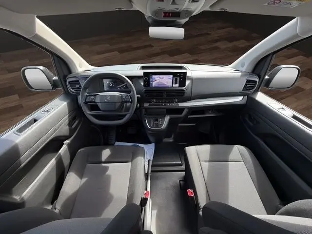 Vue intérieure avant du Citroën Jumpy gris foncé 2026, avec tableau de bord moderne et écran tactile central.