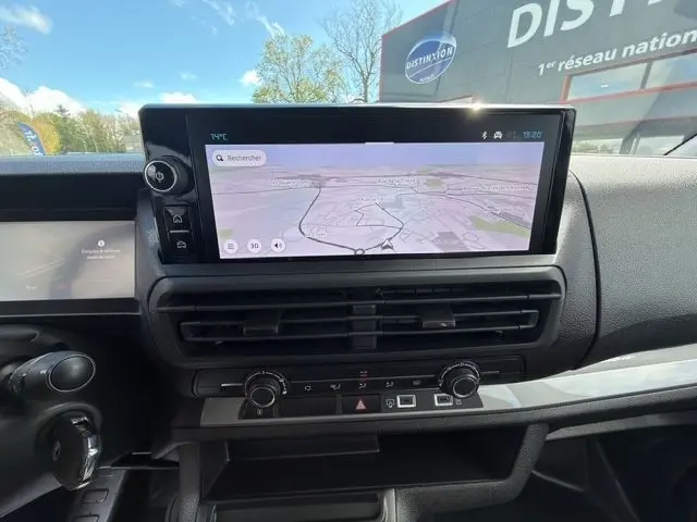 Vue intérieure du tableau de bord du Citroën Jumpy gris foncé 2026, avec écran tactile de navigation et commandes climatisation.