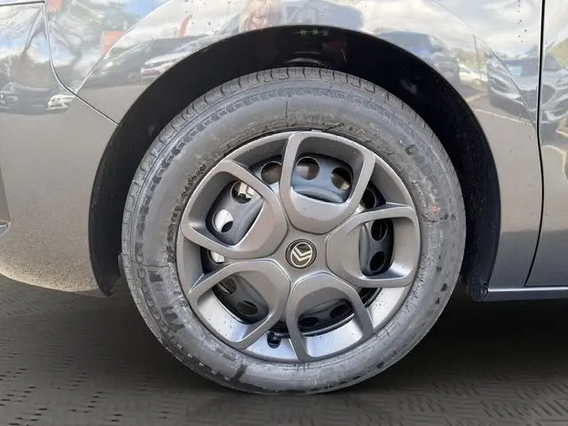 Gros plan sur la roue avant droite du Citroën Jumpy gris foncé, mettant en valeur la jante au design moderne.