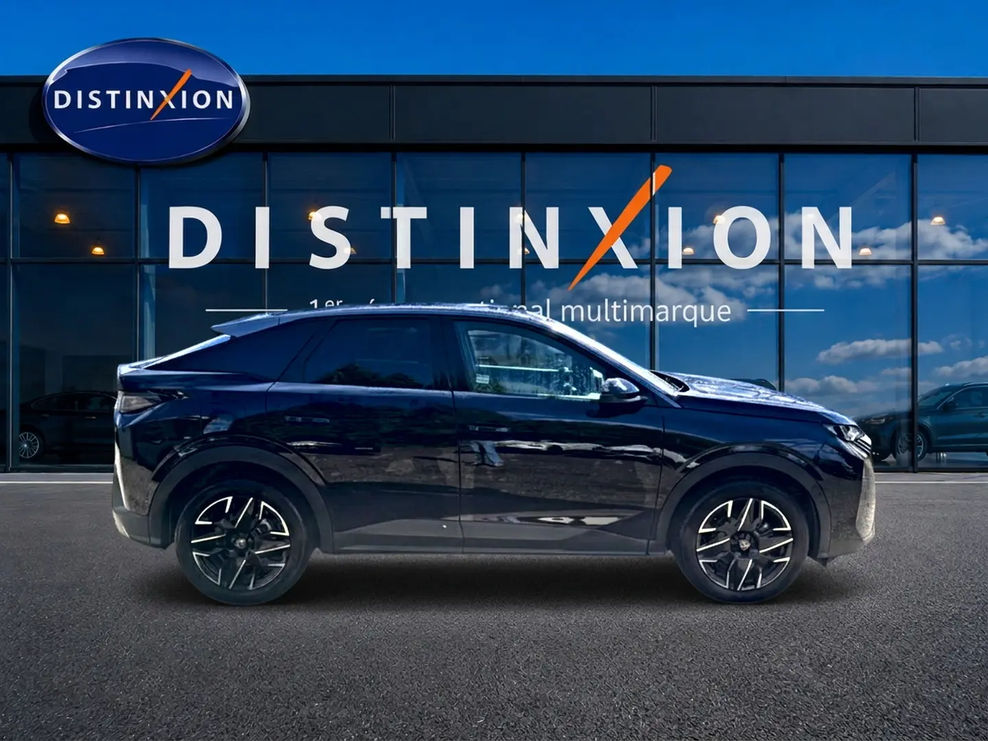 Profil droit d’un Peugeot 3008 noir 2025 devant une vitrine avec logo Distinxion, jantes alu et vitres surteintées.