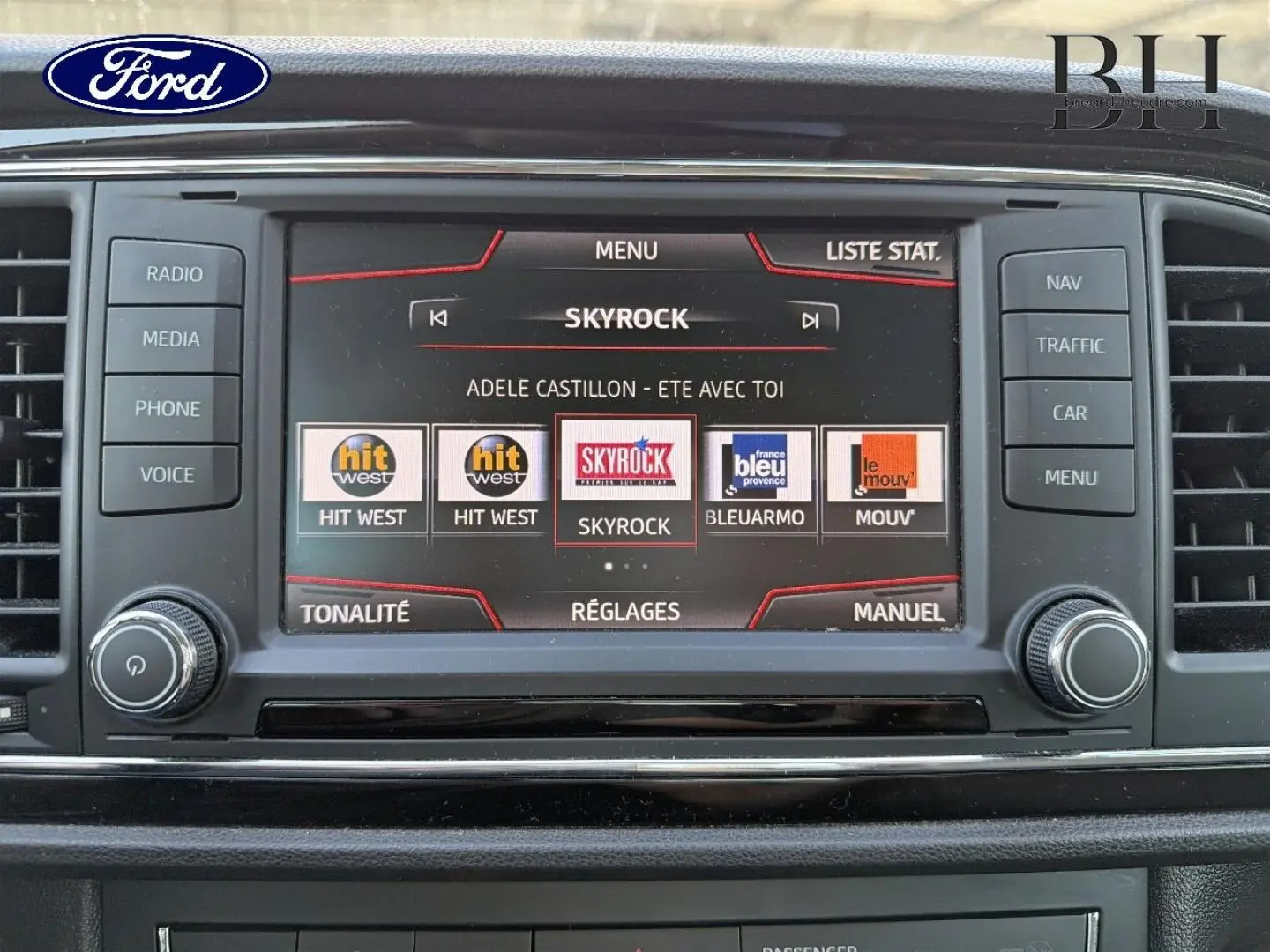 Écran tactile central d'infodivertissement Ford avec menu radio affichant la station Skyrock en mode paysage.