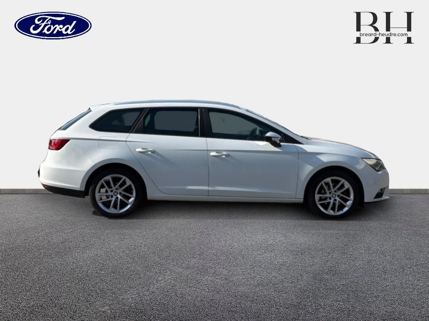 Profil droit d'une SEAT LEON ST gris étoile 2017, break compact avec jantes alliage et vitres teintées.
