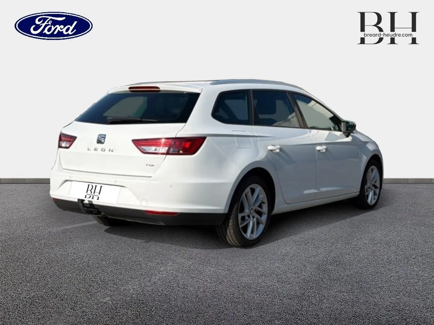 Vue 3/4 arrière droite d'une SEAT Leon ST gris étoile, break compact avec feux arrière LED et barres de toit.