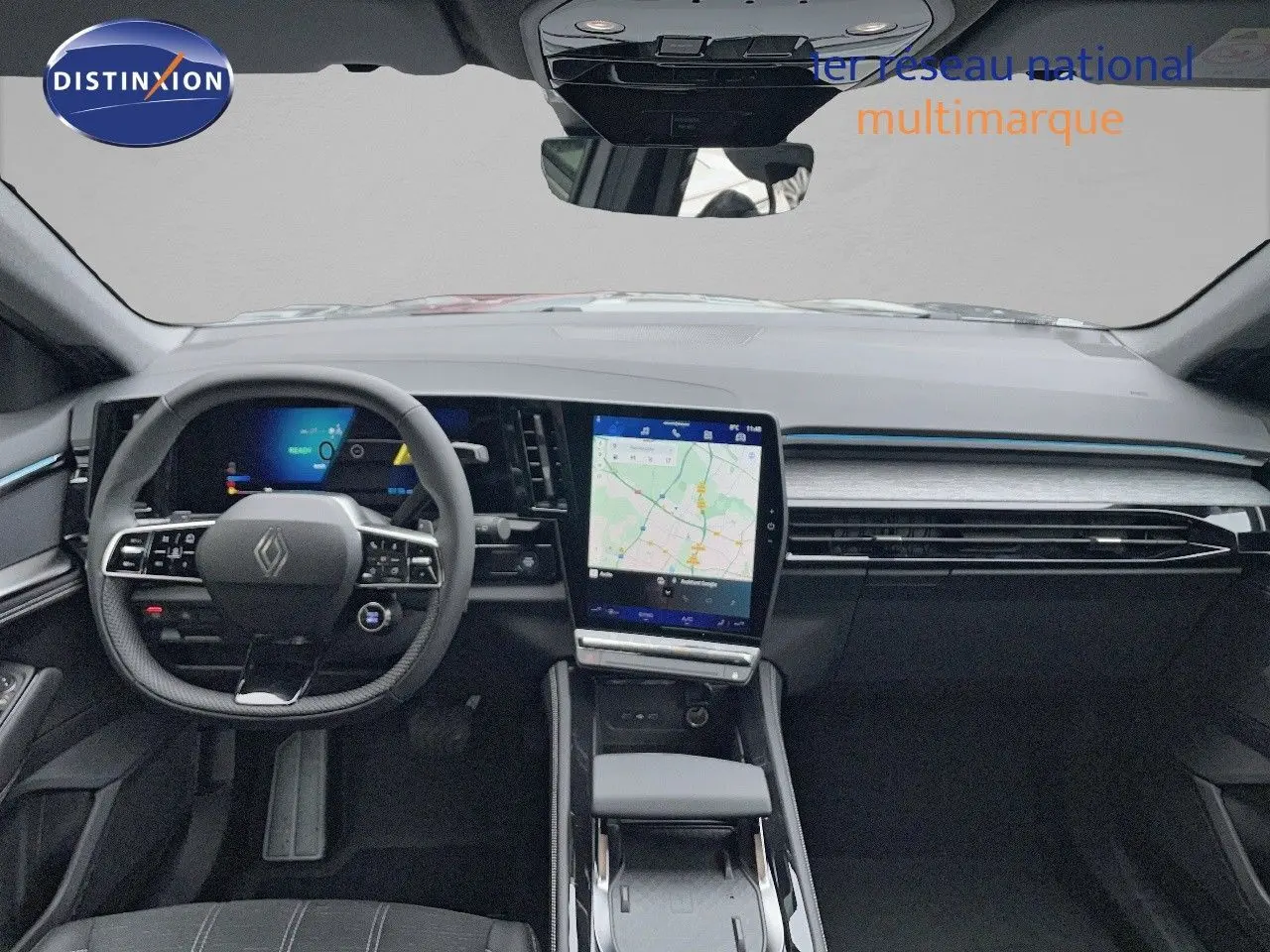 Vue intérieure du tableau de bord du Renault Austral E-Tech gris schiste, avec écran tactile central et volant multifonction.