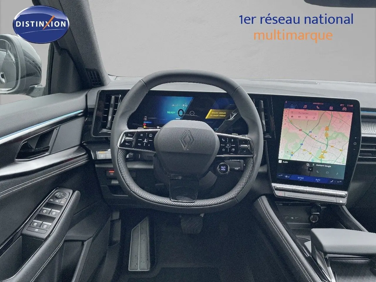 Vue intérieure du tableau de bord du Renault Austral E-Tech gris schiste, avec volant multifonction et écran tactile GPS.