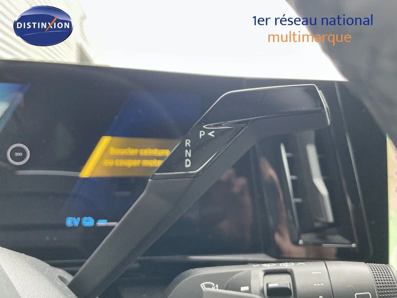 Le levier de vitesses automatique noir du Renault Austral E-Tech hybride, vu de près côté conducteur.