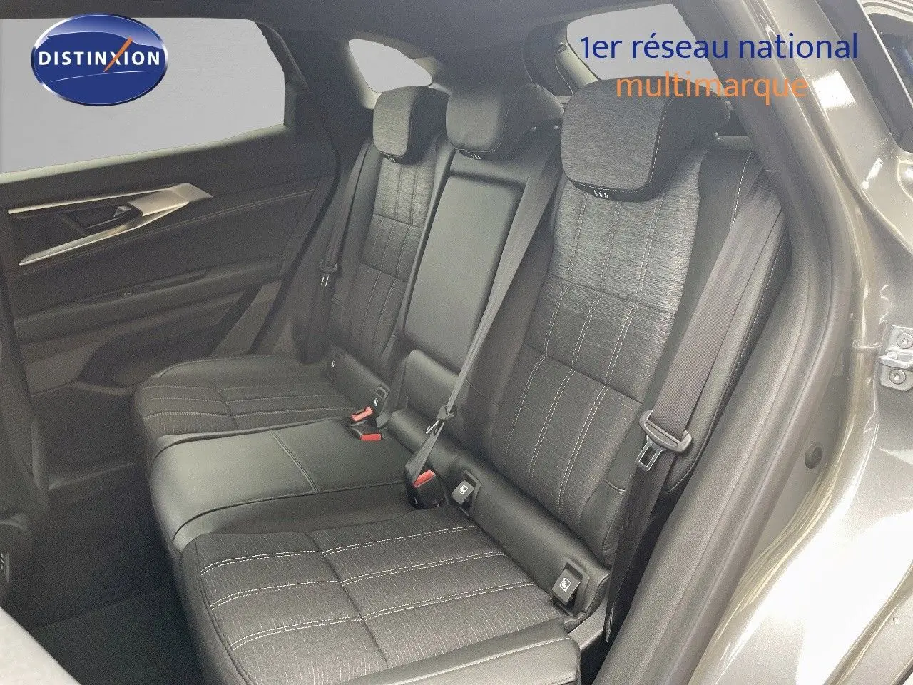 Vue intérieure côté droit des sièges arrière du Renault Austral gris schiste, avec sellerie mixte tissu et cuir noir.