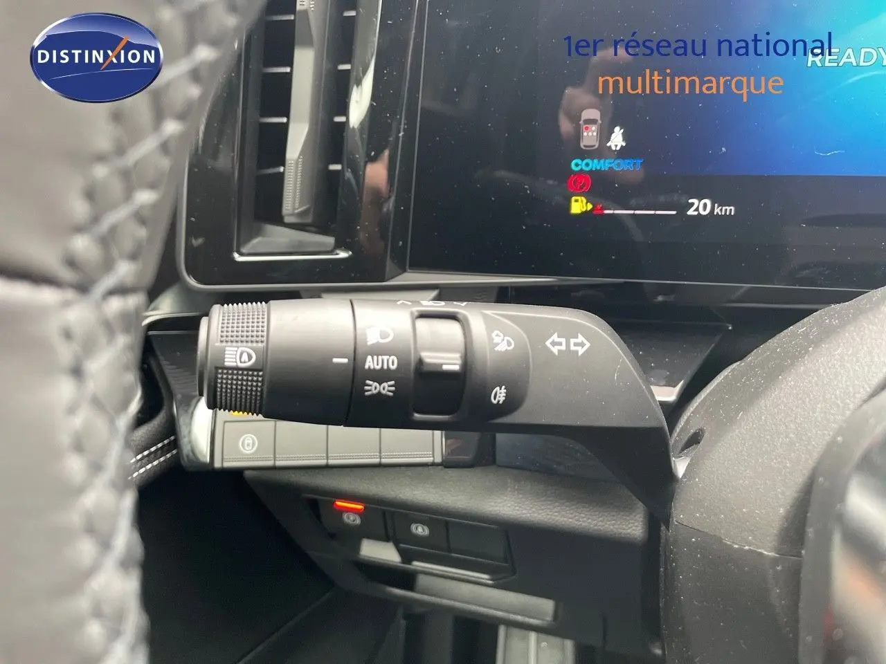 Gros plan sur la commande des phares et clignotants à gauche du volant dans le tableau de bord du Renault Austral gris schiste.