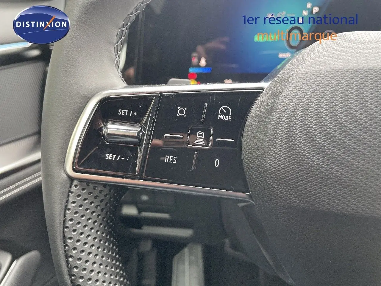 Gros plan sur les commandes à gauche du volant en cuir noir perforé du Renault Austral gris schiste 2025.