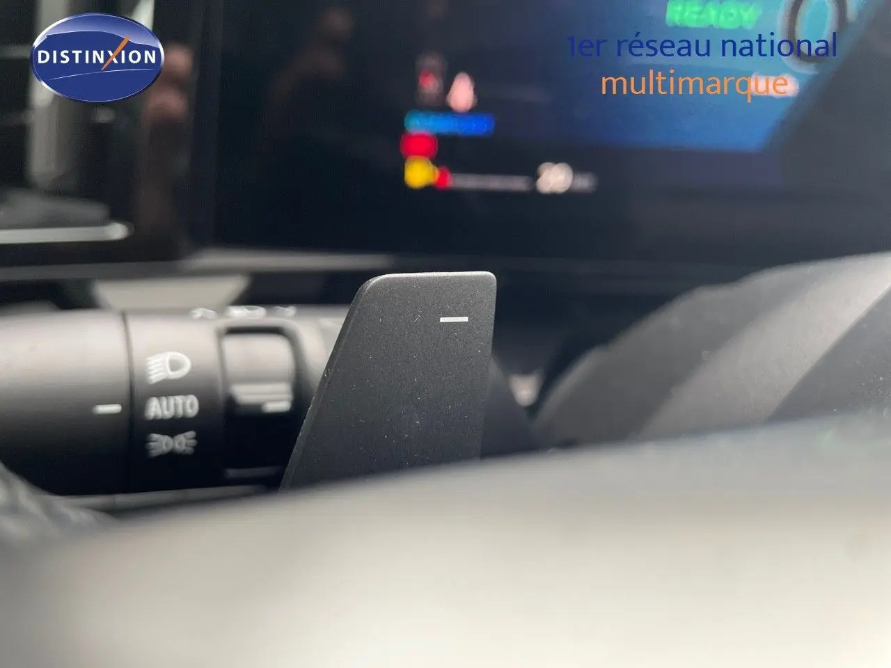 Gros plan sur la palette de changement de vitesse côté droit du tableau de bord d'un Renault Austral gris schiste 2025.
