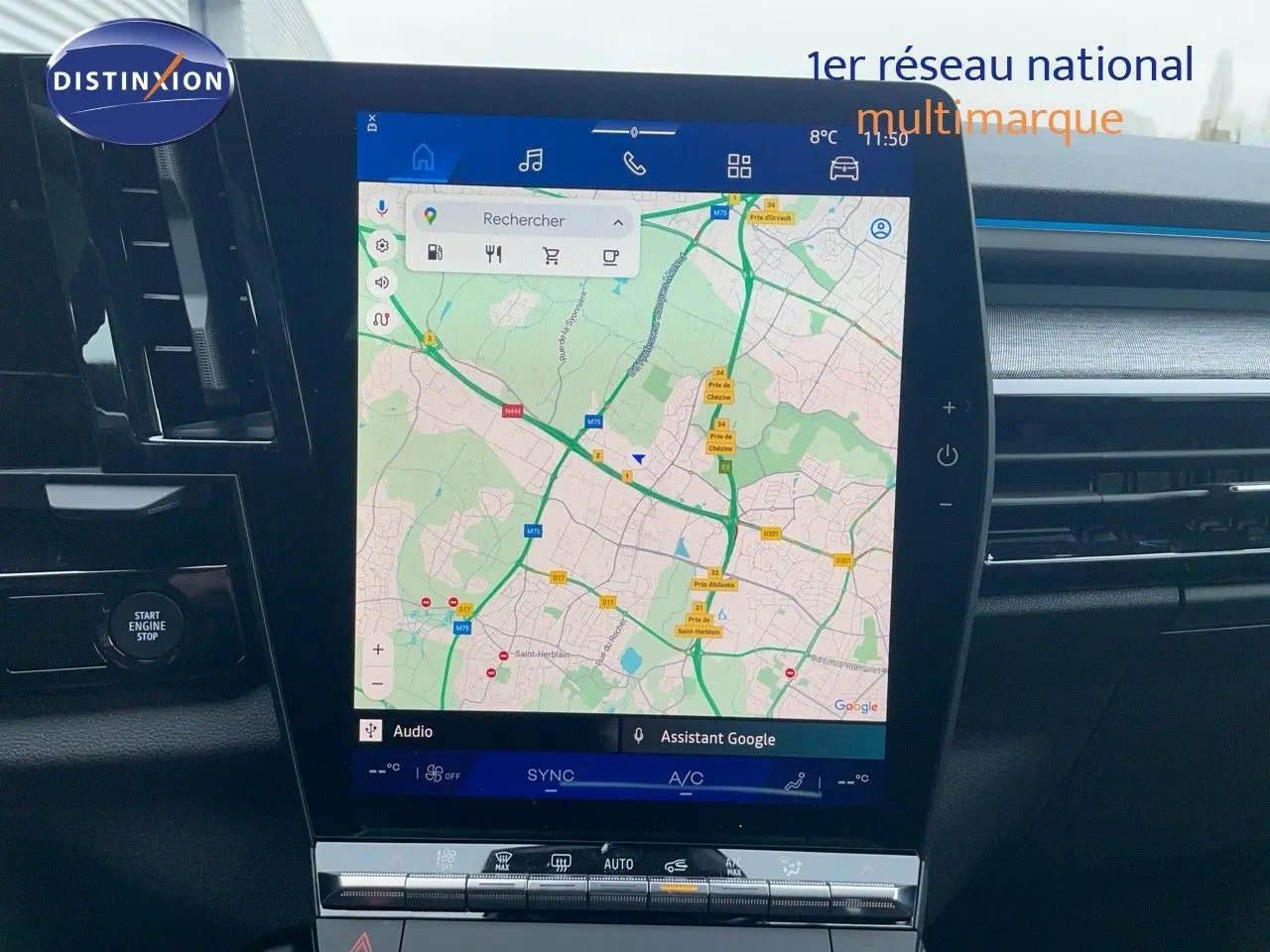 Vue rapprochée de l'écran tactile central du Renault Austral E-Tech gris schiste, affichant la navigation GPS intégrée.