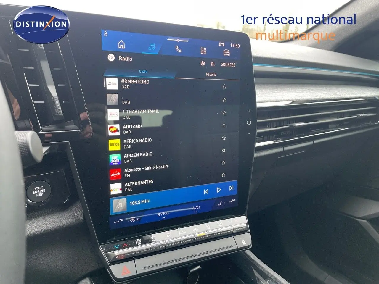 Écran tactile central du Renault Austral E-Tech gris schiste, avec affichage des stations radio en intérieur lumineux.