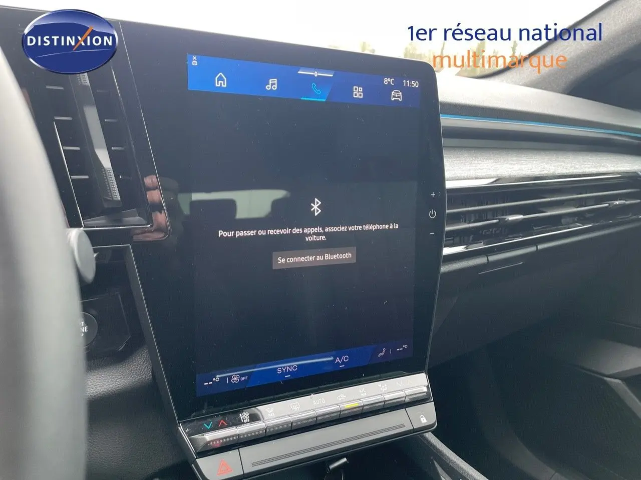 Écran tactile central du Renault Austral 2025 gris schiste métal, vue intérieure côté droit avec tableau de bord moderne.