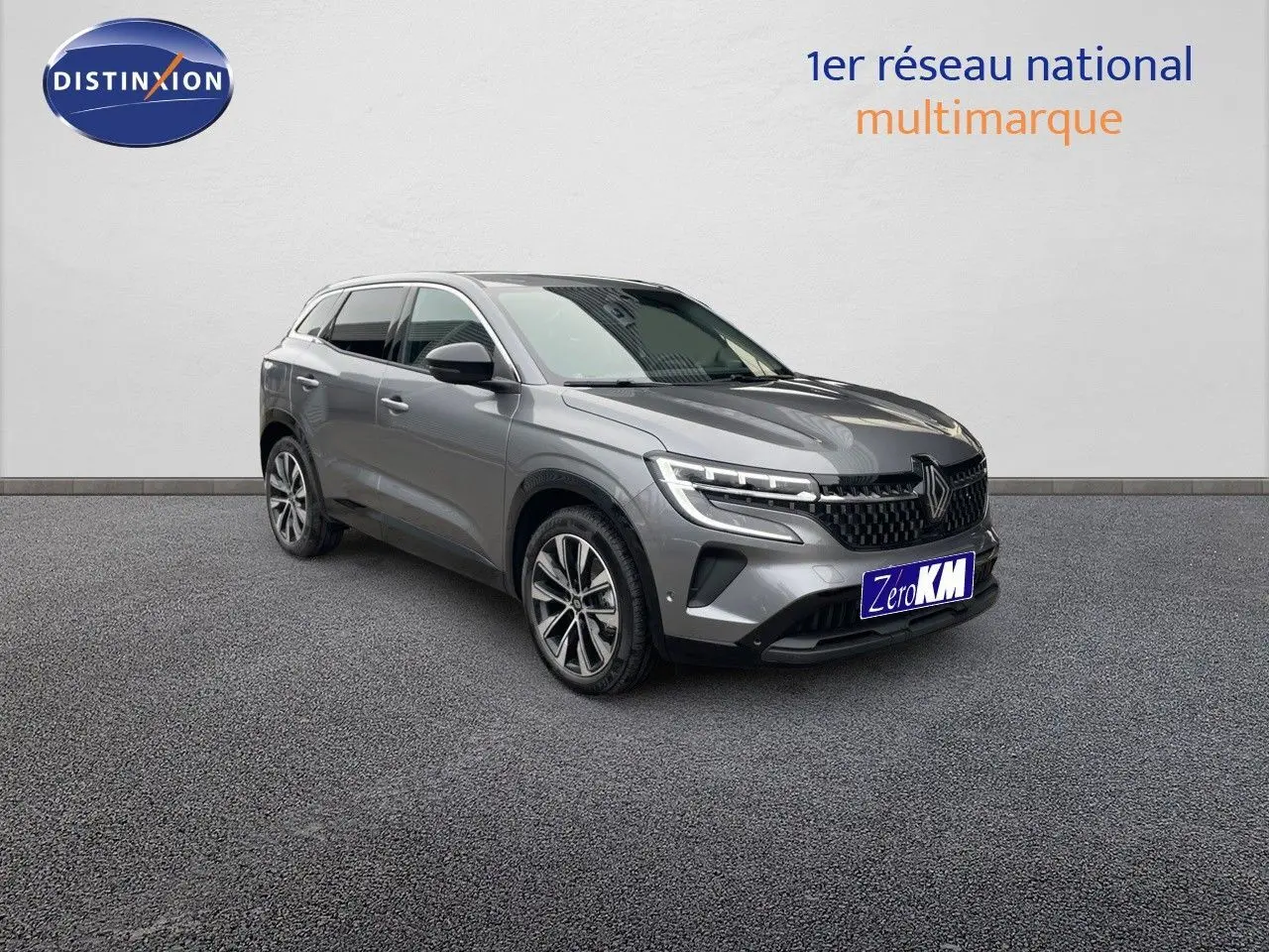 Renault Austral E-Tech gris schiste métal en 3/4 avant droit, mettant en valeur ses optiques LED et jantes bi-ton.